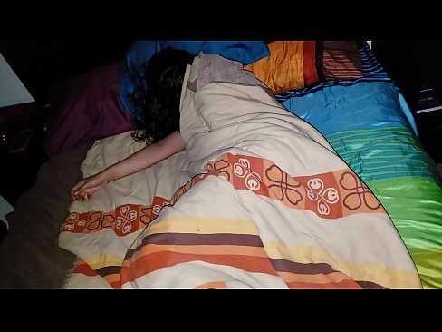 ❤️ Pinupunasan ng stepson ang kanyang batang madrasta habang natutulog ito. ❤️ Mahirap na porn sa amin
